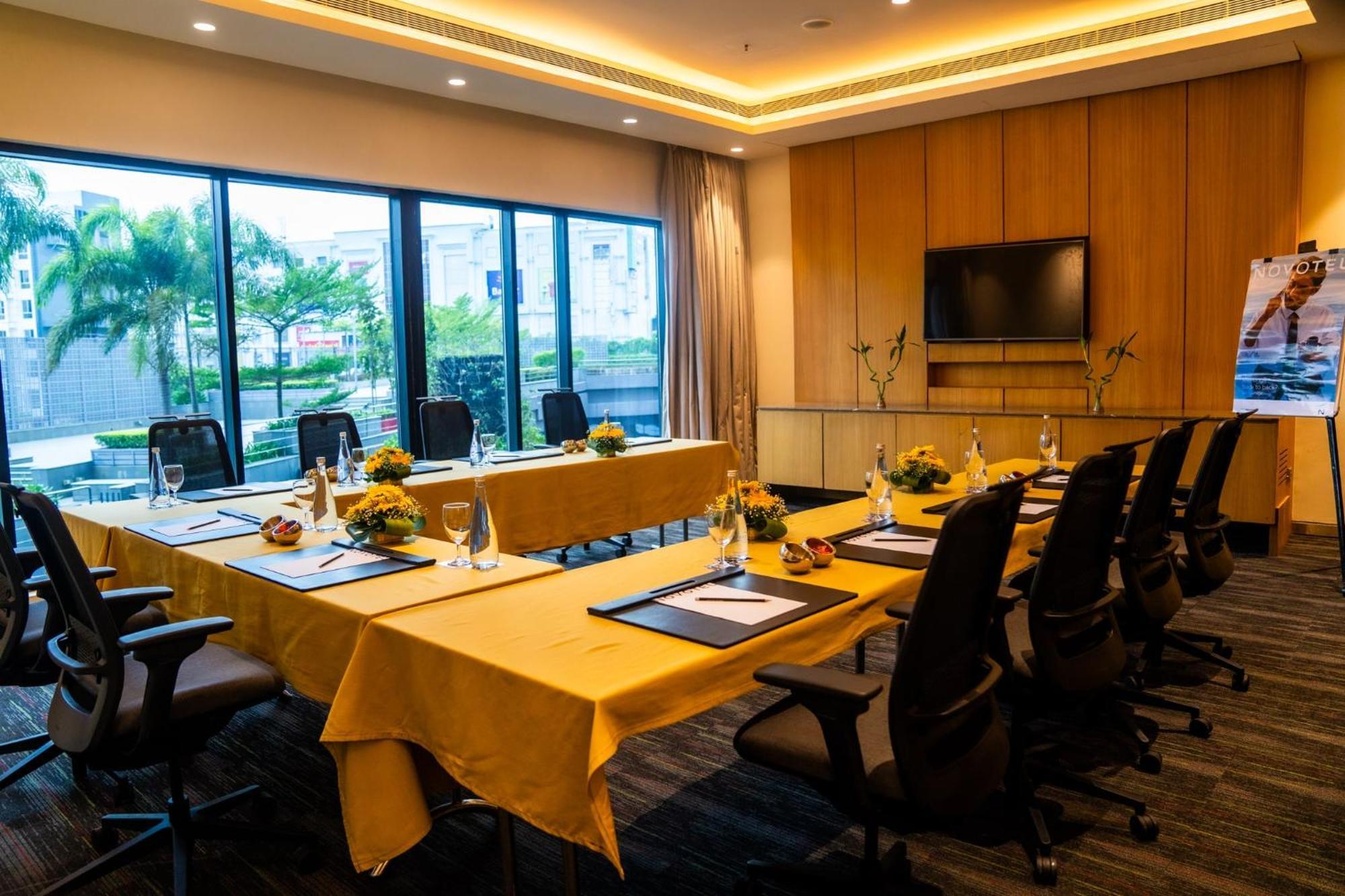 โนโวเทล กลกาตา โฮเต็ล แอนด์ เรสซิเดนซ์ - แอน แอคคอร์ โอเต็ล แบรนด์ Hotel โกลกาตา ภายนอก รูปภาพ Meeting room at the hotel